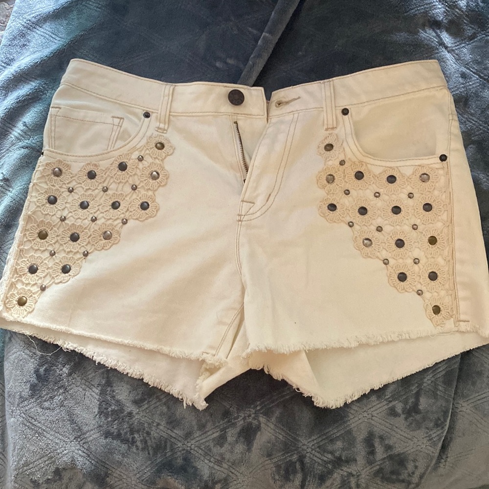 BDG Midrise Freja vintage fit white shorts